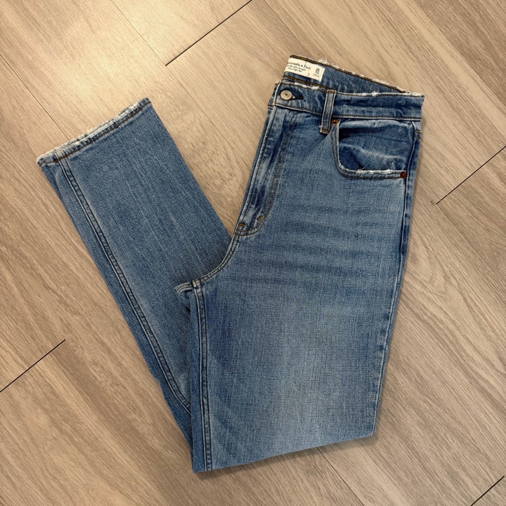 Abercrombie and Fitch, The 90s Slim Straight, Ultra High Rise Jeans | W 30 / 10